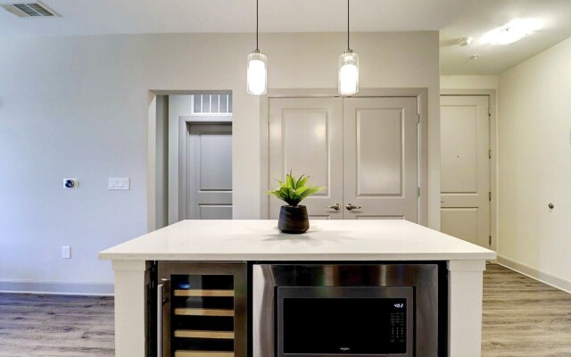 Rooftop Pool with Views-King Beds-Parking 1123