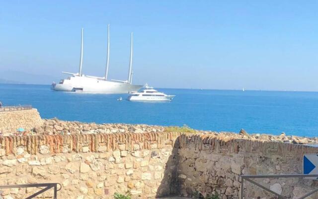 appartement 4 personnes vue mer remparts Antibes