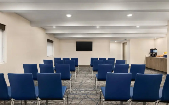 Holiday Inn Express & Suites Evansville Downtown