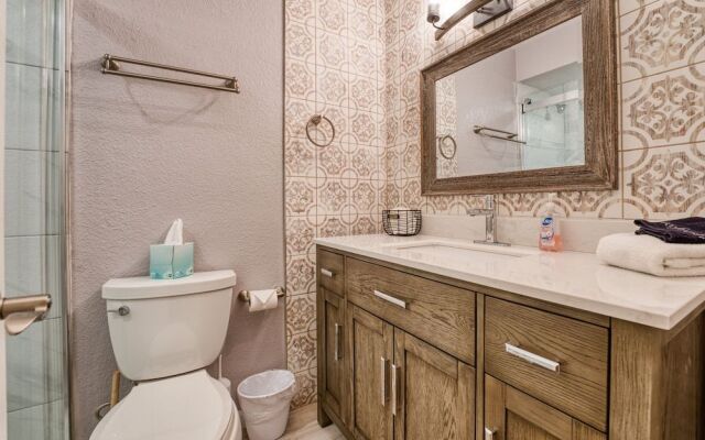 2BR Sleeps 6 Pool BBQ Gym Hot Tub & Bar Hopping!