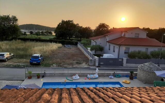 Nice, cosy studio apartment with shared outdoor pool