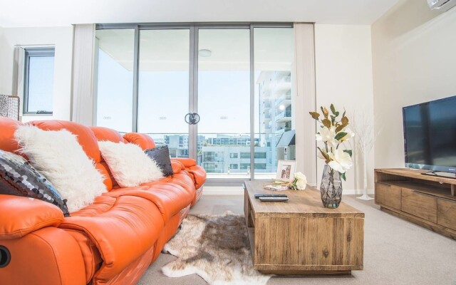 Spacious Central Apartment Walking Distance To Beach