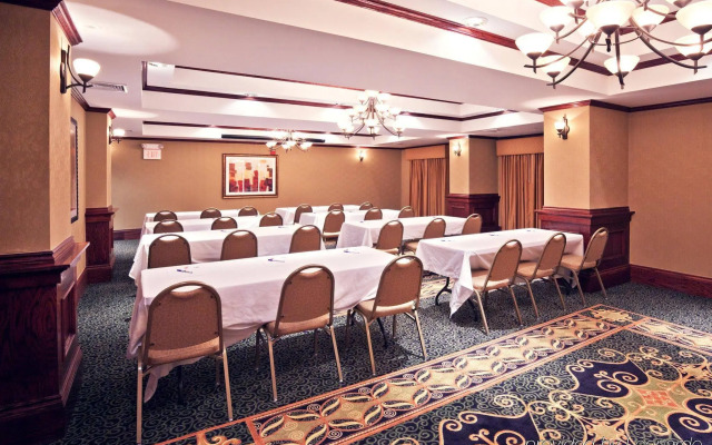 Holiday Inn Express & Suites Shawnee by IHG