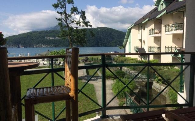 la baie des voiles ,vue lac d'Annecy ,plage privée