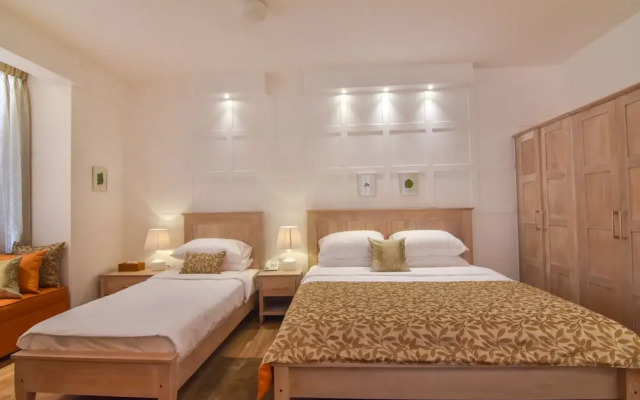 The Lynden Grove Hotel