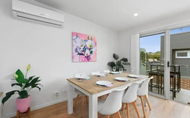 CASA EMEC- 500m To The Beach Or Main Strip!