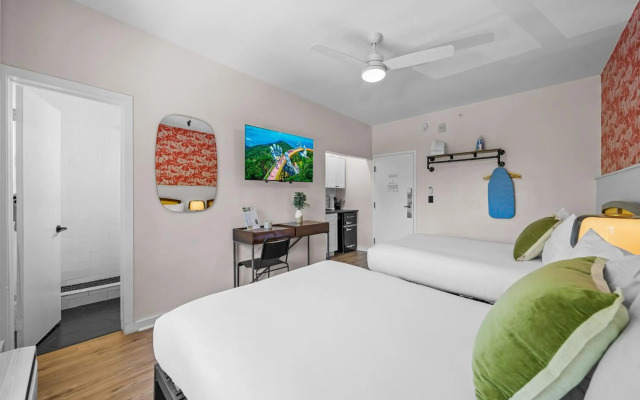Greenview Hotel by Lowkl