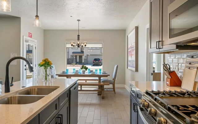 Zion's Paradise 6 Bedroom Townhouse
