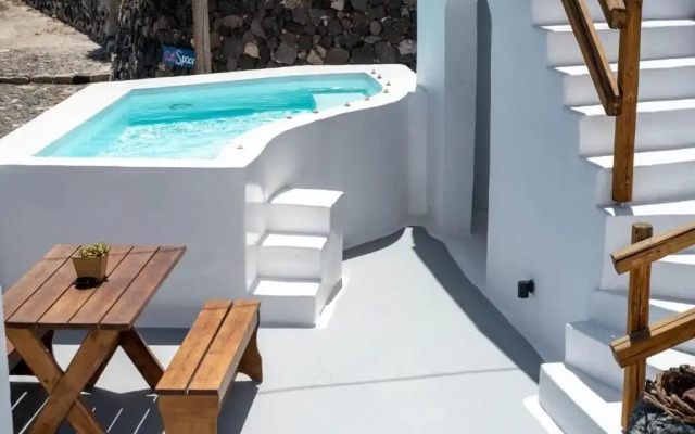 Karpimo & Fertimo Suites Santorini