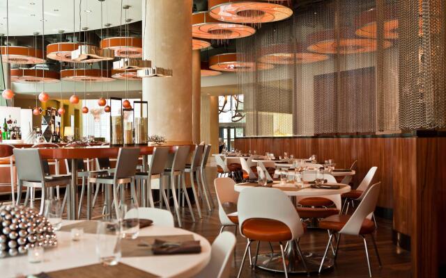 Renaissance Arlington Capital View Hotel