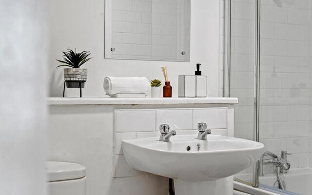 Contemporary, Modern, 2-Bed Apt, Prime Central MK