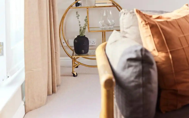 The Sussex Way Studio - Pleasing 1bdr Flat With Balcony