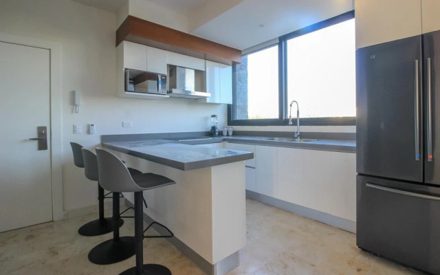 Lovely Charming Condo With Balcony and Great Pool Facilities