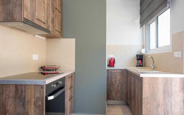 Comfy Central 1 Bedroom Apt with Terrace and View