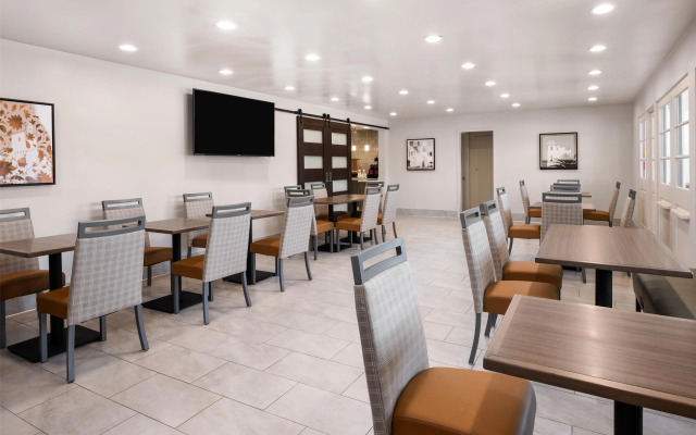 Best Western Plus Pepper Tree Inn