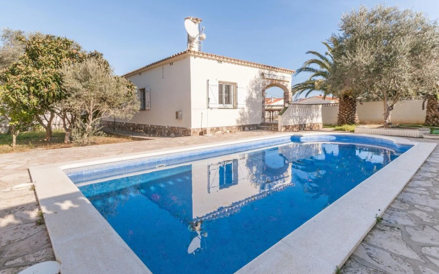 Sun-kissed Villa in L'escala With Swimming Pool