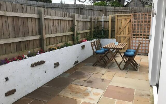 Beautiful Refurbished Home - Short Walk to the Beach