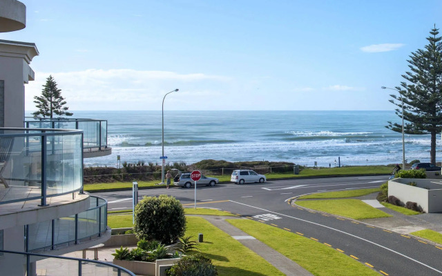 The Reef Beachfront Apartments