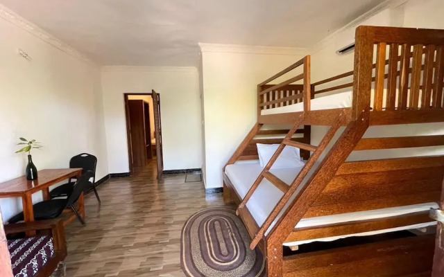 zanzllywood hotel and apartments