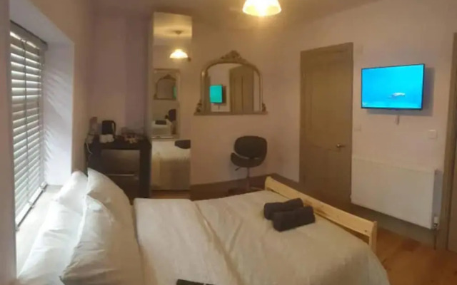 Buck - En-suite Room in Canalside Guesthouse