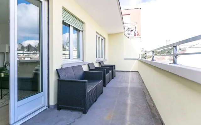 Modern Flat w Netflix Balcony top Location