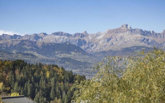 Luxury 2 bed apartment, central location with mountain views