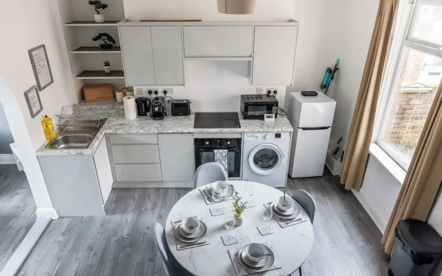 3 Bed House - Sleeps 5 - Parking - Wifi