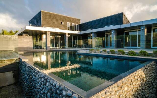 Karaka Luxury Vacation Home with Pool