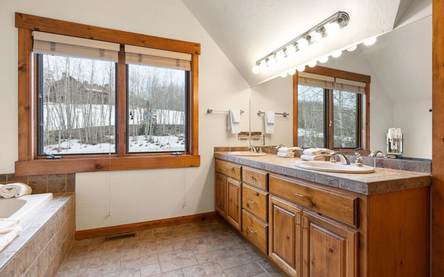 Russell Home by Avantstay Expansive Deck, Stunning Views & Hot Tub!