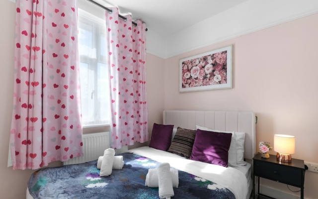 Spacious 5 Bedroom Family Home in Harrow