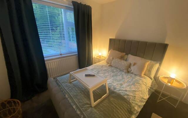 Charming 3-bed House Near Central Manchester
