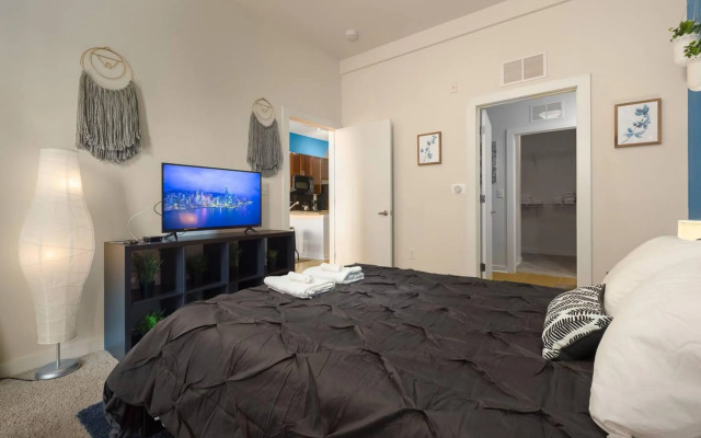 Apartment with Private Balcony, Wifi, Parking