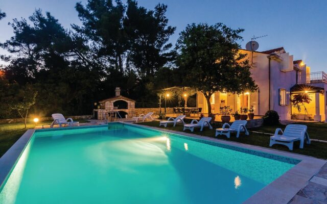 Stunning Home in Mocici With Wifi and 4 Bedrooms
