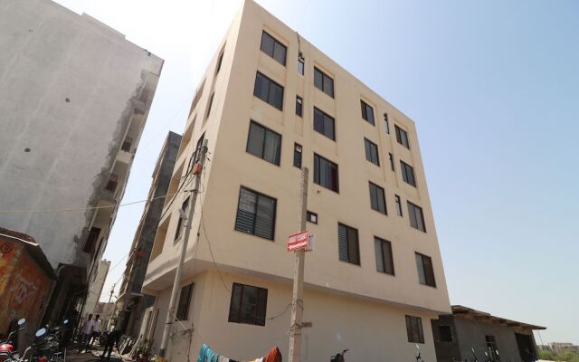 OYO 13301 Mayesha residency