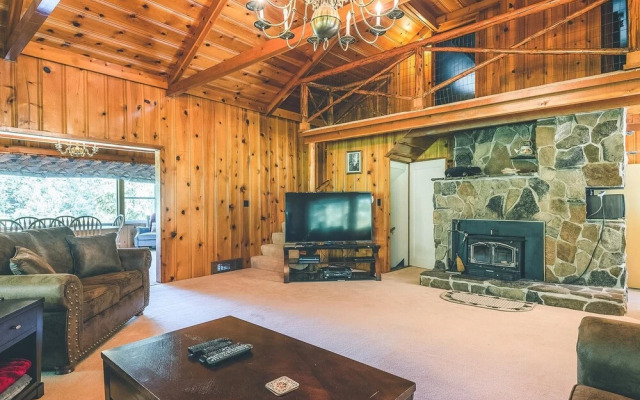 Crystal Creek Chalet