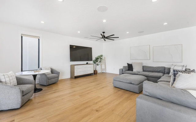 Sunny Days 7 Bedroom Home