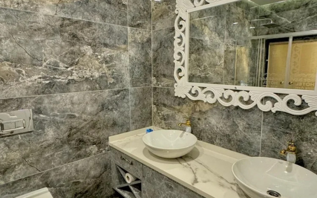 Golden Rose Deluxe Hotel