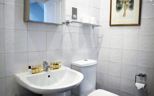 Trendy 2BR Home in Heart of Chiswick, 4 Guests!
