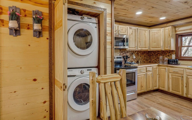 Family-friendly Cabin w/ Hot Tub in Gatlinburg!
