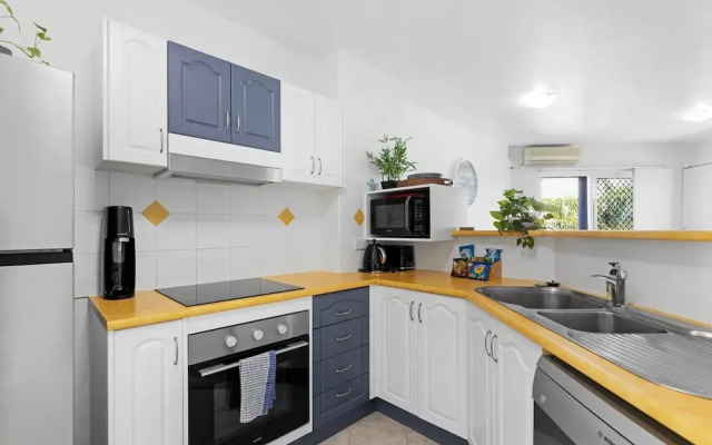 2-bed Escape With Pool, Steps From Torquay Beach