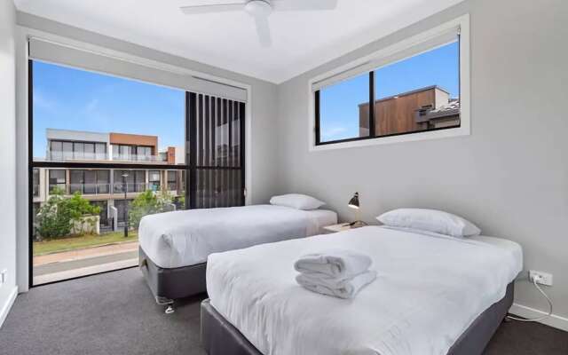 The Peninsula at Hope Island