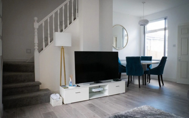 Captivating House in Aberdare Sleeps 6 Near Brecon
