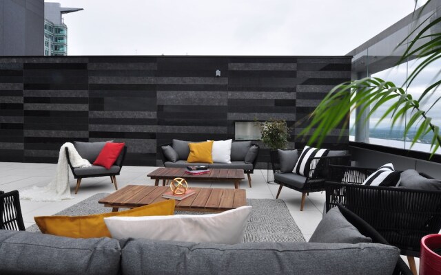 Tour des Canadiens Penthouse by Hometrotting