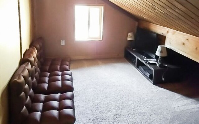 880 Edgemoor Rd Cabin