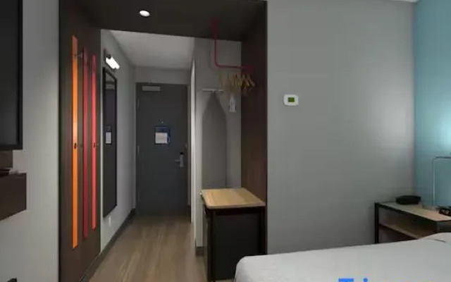 Tru by Hilton Commerce