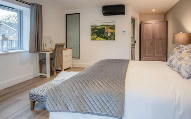 Suite 2 - Sleeping Giant Hotel - PEN Y CAE Inn