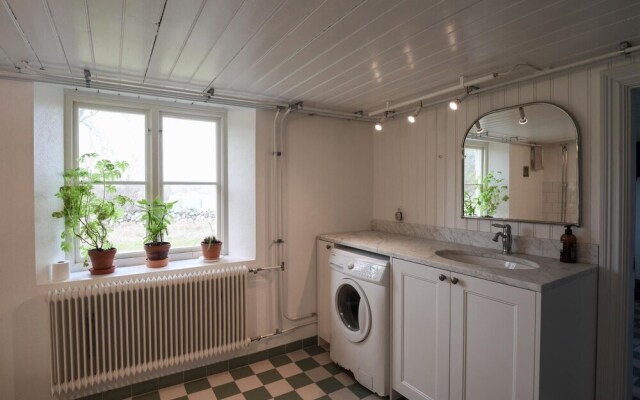 Nice Home in Hamburgsund With 5 Bedrooms and Wifi