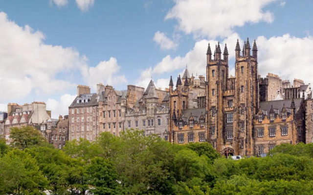 Sumptuous 2BR Apt Next To Edinburgh Castle!