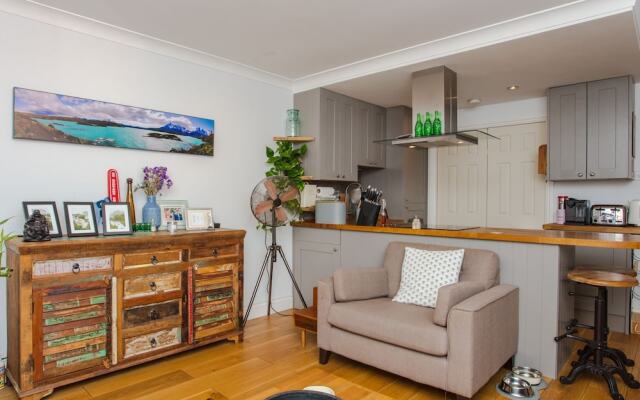 Modern 1 Bedroom Apartment With Balconies And Marina Views