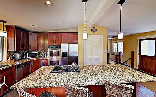 Charming & Warm Private 'in-Town' Home by RedAwning